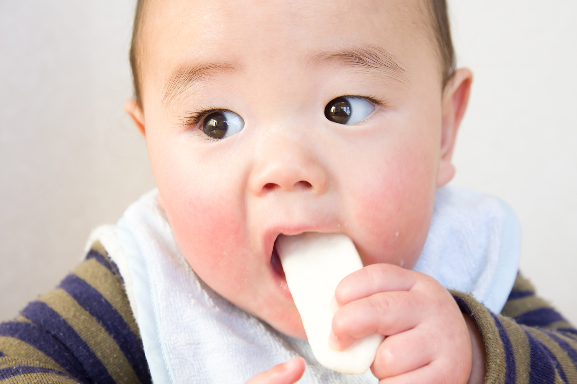 赤ちゃんのおやつはいつから 必要 お菓子デビューの時期と量 選び方と注意点 Babyli