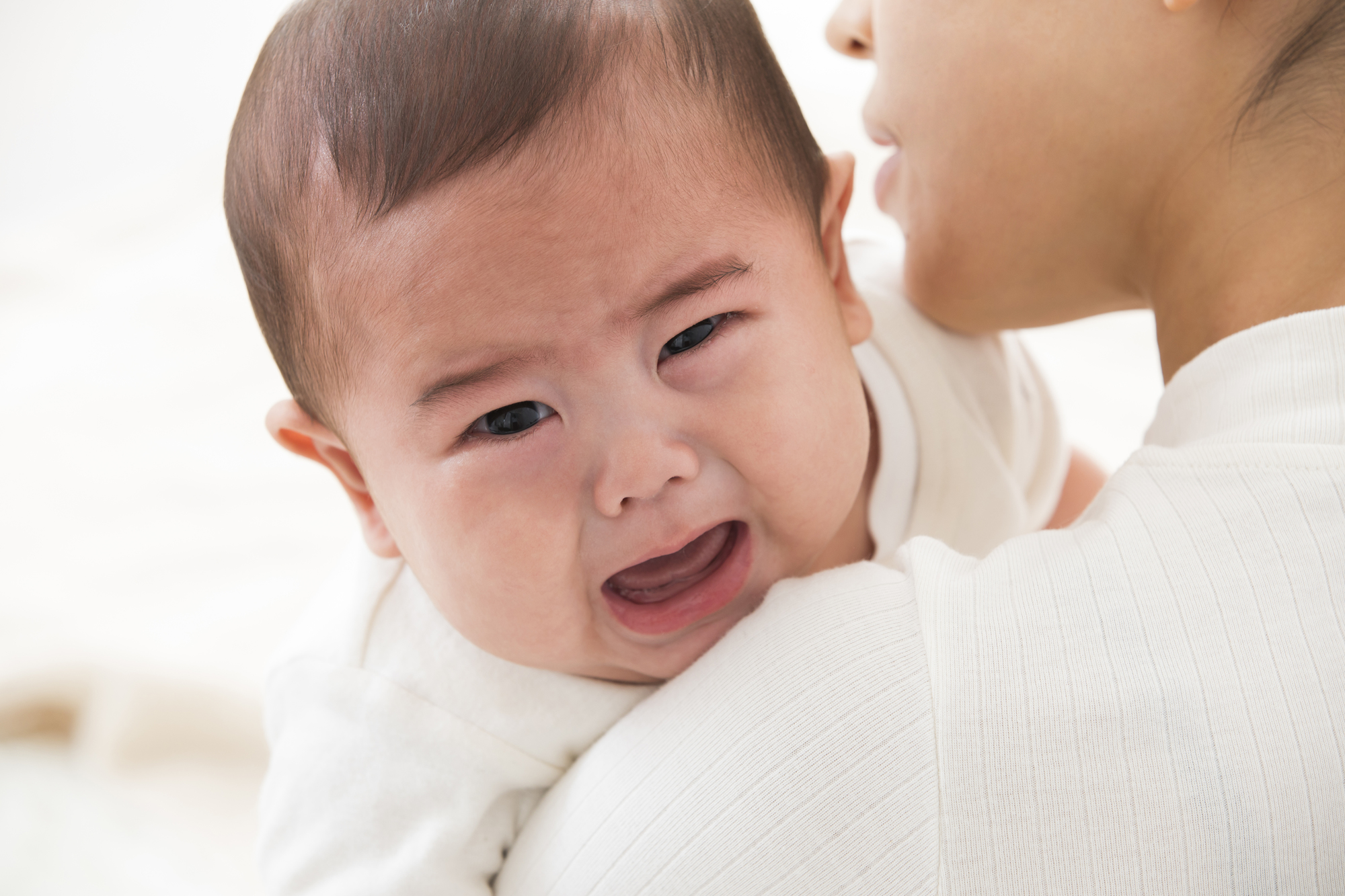 【小児科医師執筆】赤ちゃんの鼻水・鼻づまり原因と対策｜受診の目安とホームケア方法