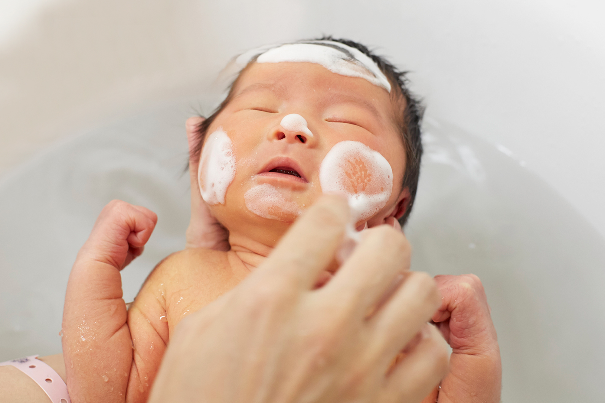 新生児をベビーバスで入浴させるコツ！ワンオペで出来るやり方と注意点