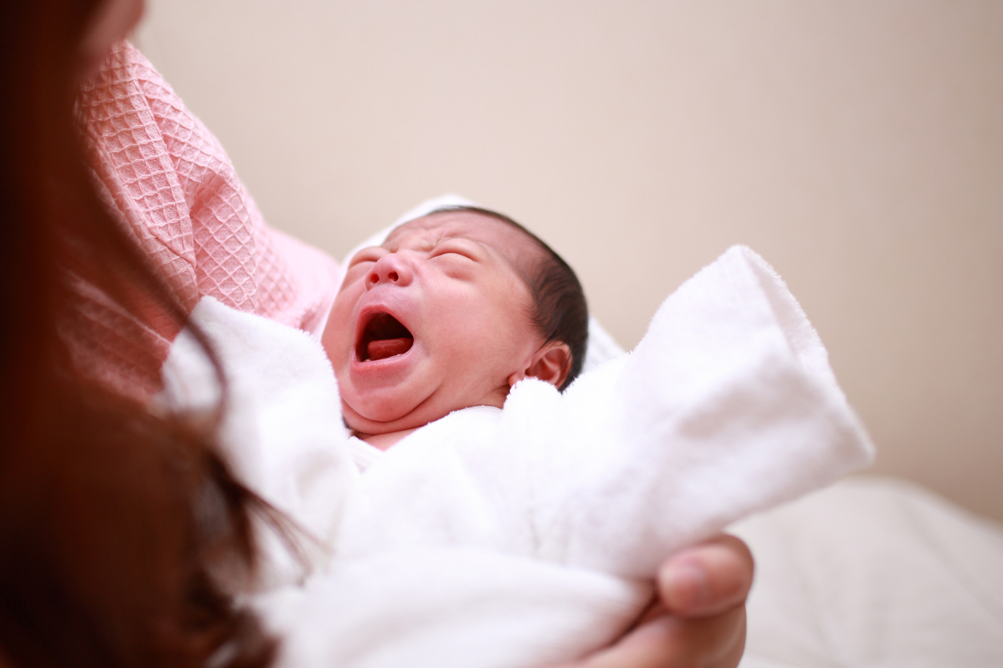 【小児科医師監修】新生児とは？赤ちゃんの成長・発達・睡眠時間・授乳と生活リズム