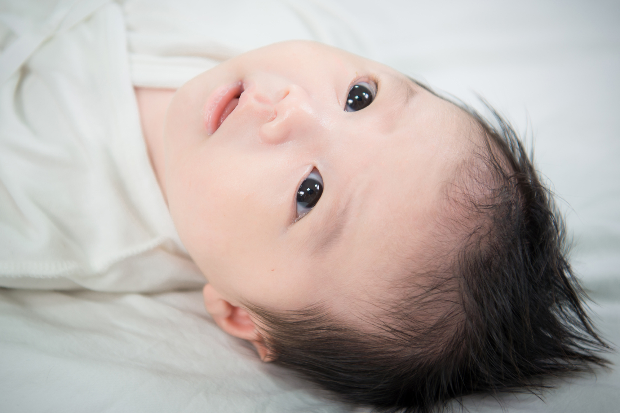 【小児科医師監修】生後2か月とは？赤ちゃんの成長・発達・睡眠時間・授乳と生活リズム